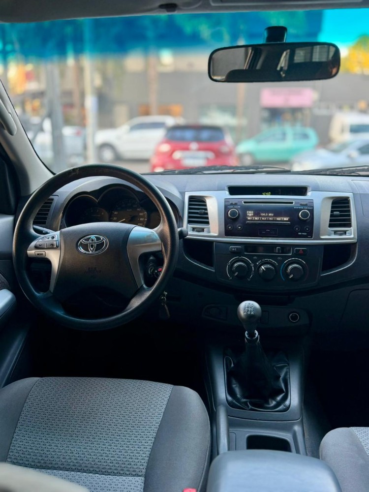Toyota Hilux SR — foto 12